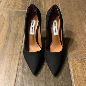 Black Steve Madden Size 6 suede pumps. Never been worn.